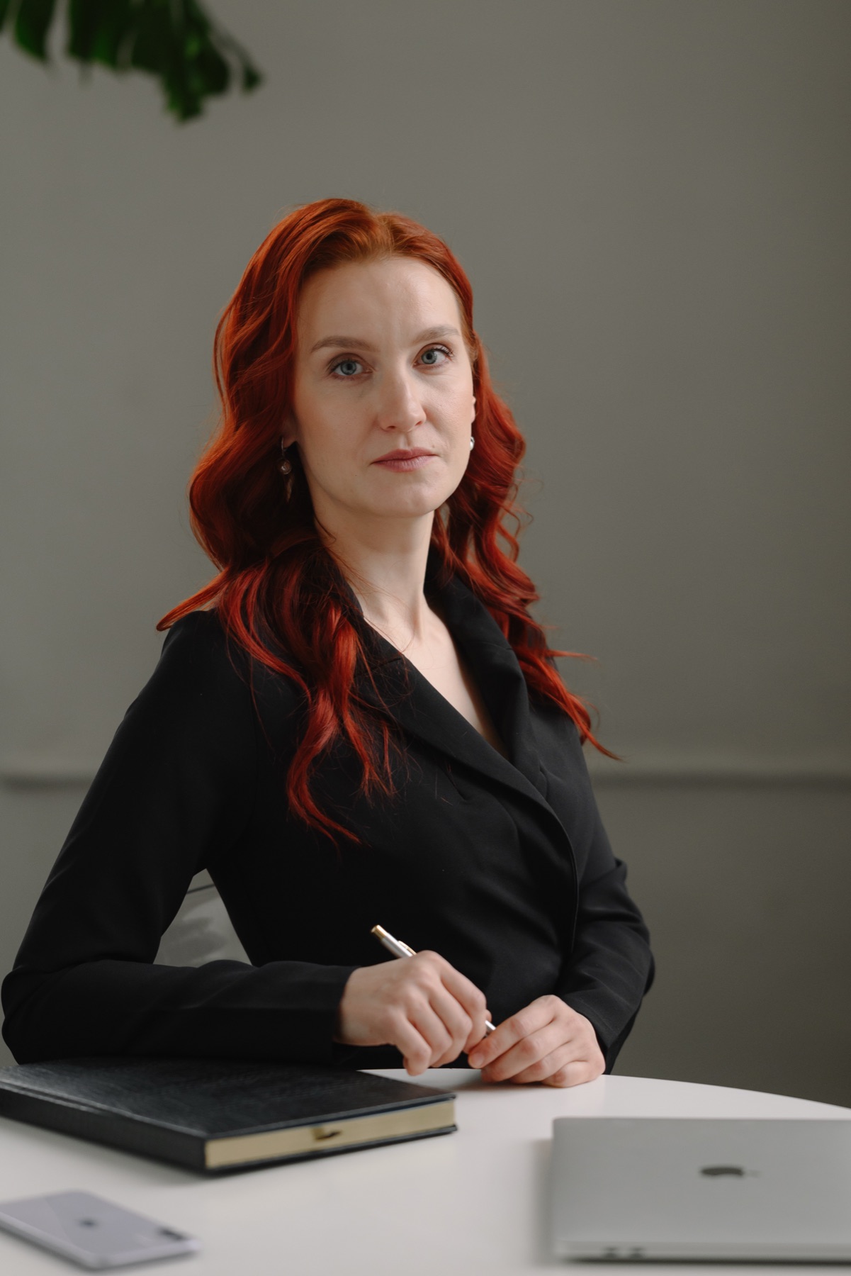 Светлана Абрамова за рабочим столом